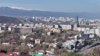 Almaty, Kazakistan, 04.06.2025. Bahar sabahının erken saatlerinde Kazak şehri Almaty 'nin merkezindeki bir kuadkopterden görüntü