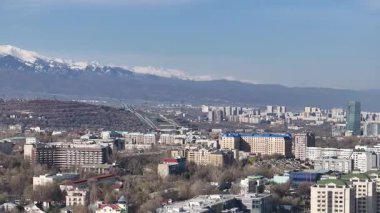 Almaty, Kazakistan, 04.06.2025. Bahar sabahının erken saatlerinde Kazak şehri Almaty 'nin merkezindeki bir kuadkopterden görüntü