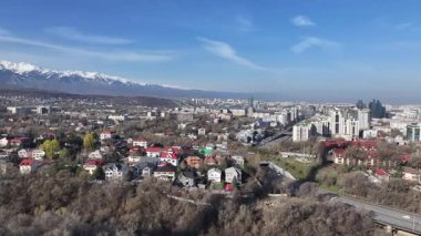 Almaty, Kazakistan, 04.06.2025. Bahar sabahının erken saatlerinde Kazak şehri Almaty 'nin merkezindeki bir kuadkopterden görüntü