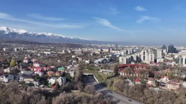Almaty, Kazakistan, 04.06.2025. Bahar sabahının erken saatlerinde Kazak şehri Almaty 'nin merkezindeki bir kuadkopterden görüntü