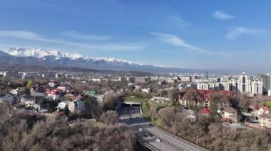 Almaty, Kazakistan, 04.06.2025. Bahar sabahının erken saatlerinde Kazak şehri Almaty 'nin merkezindeki bir kuadkopterden görüntü