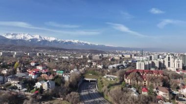 Almaty, Kazakistan, 04.06.2025. Bahar sabahının erken saatlerinde Kazak şehri Almaty 'nin merkezindeki bir kuadkopterden görüntü