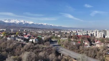 Almaty, Kazakistan, 04.06.2025. Bahar sabahının erken saatlerinde Kazak şehri Almaty 'nin merkezindeki bir kuadkopterden görüntü