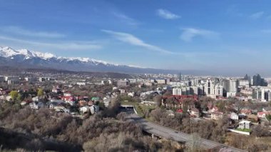 Almaty, Kazakistan, 04.06.2025. Bahar sabahının erken saatlerinde Kazak şehri Almaty 'nin merkezindeki bir kuadkopterden görüntü