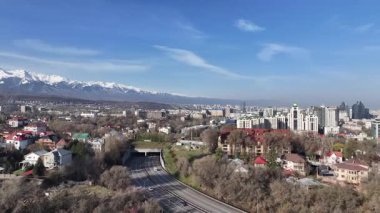 Almaty, Kazakistan, 04.06.2025. Bahar sabahının erken saatlerinde Kazak şehri Almaty 'nin merkezindeki bir kuadkopterden görüntü