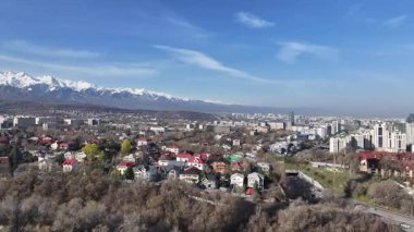 Almaty, Kazakistan, 04.06.2025. Bahar sabahının erken saatlerinde Kazak şehri Almaty 'nin merkezindeki bir kuadkopterden görüntü