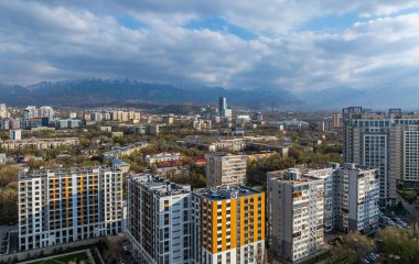 Almaty, Kazakistan, 04.07.2025. Bir bahar günü Kazak şehri Almaty 'de bulunan modern bir yerleşim merkezinin dört koposundan bir görüntü.
