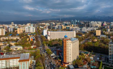Almaty, Kazakistan, 04.07.2025. İlkbaharın başlarında Kazak şehri Almaty 'nin merkezindeki bir kuadkopterden görüntü 