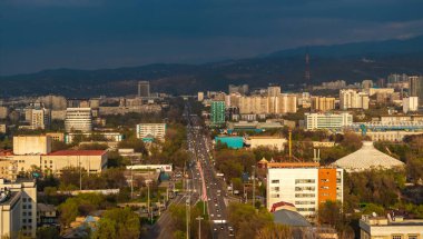 Almaty, Kazakistan, 04.07.2025. İlkbaharın başlarında Kazak şehri Almaty 'nin merkezindeki bir kuadkopterden görüntü 