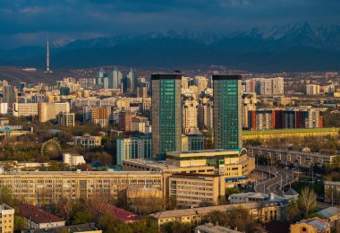 Almaty, Kazakistan, 04.07.2025. İlkbaharın başlarında Kazak şehri Almaty 'nin merkezindeki bir kuadkopterden görüntü 