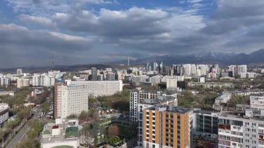Almaty, Kazakistan, 04.07.2025. İlkbaharın başlarında Kazak şehri Almaty 'nin merkezindeki bir kuadkopterden görüntü 