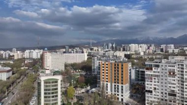 Almaty, Kazakistan, 04.07.2025. İlkbaharın başlarında Kazak şehri Almaty 'nin merkezindeki bir kuadkopterden görüntü 