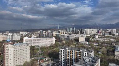 Almaty, Kazakistan, 04.07.2025. İlkbaharın başlarında Kazak şehri Almaty 'nin merkezindeki bir kuadkopterden görüntü 