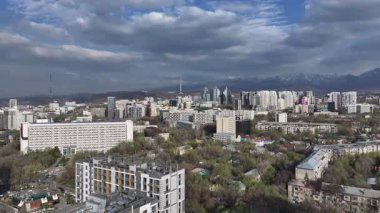 Almaty, Kazakistan, 04.07.2025. İlkbaharın başlarında Kazak şehri Almaty 'nin merkezindeki bir kuadkopterden görüntü 