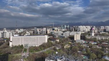 Almaty, Kazakistan, 04.07.2025. İlkbaharın başlarında Kazak şehri Almaty 'nin merkezindeki bir kuadkopterden görüntü 