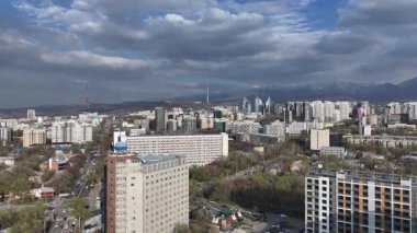 Almaty, Kazakistan, 04.07.2025. İlkbaharın başlarında Kazak şehri Almaty 'nin merkezindeki bir kuadkopterden görüntü 