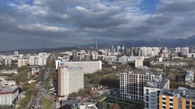 Almaty, Kazakistan, 04.07.2025. İlkbaharın başlarında Kazak şehri Almaty 'nin merkezindeki bir kuadkopterden görüntü 
