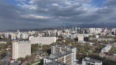 Almaty, Kazakistan, 04.07.2025. İlkbaharın başlarında Kazak şehri Almaty 'nin merkezindeki bir kuadkopterden görüntü 