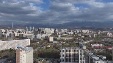 Almaty, Kazakistan, 04.07.2025. İlkbaharın başlarında Kazak şehri Almaty 'nin merkezindeki bir kuadkopterden görüntü 