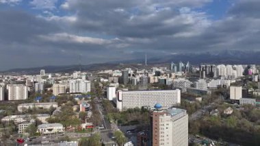 Almaty, Kazakistan, 04.07.2025. İlkbaharın başlarında Kazak şehri Almaty 'nin merkezindeki bir kuadkopterden görüntü 