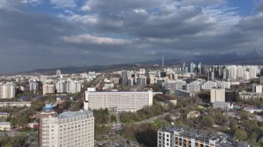 Almaty, Kazakistan, 04.07.2025. İlkbaharın başlarında Kazak şehri Almaty 'nin merkezindeki bir kuadkopterden görüntü 