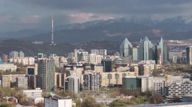Almaty, Kazakistan, 04.07.2025. İlkbaharın başlarında Kazak şehri Almaty 'nin merkezindeki bir kuadkopterden görüntü 
