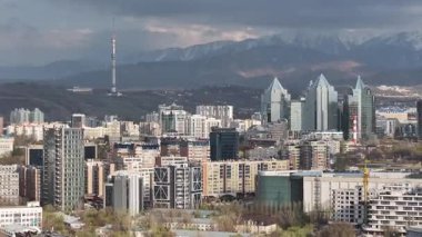 Almaty, Kazakistan, 04.07.2025. İlkbaharın başlarında Kazak şehri Almaty 'nin merkezindeki bir kuadkopterden görüntü 