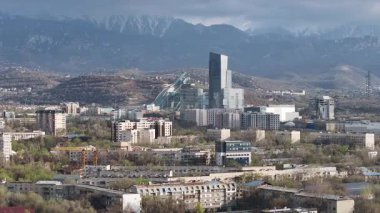  Almaty, Kazakistan, 04.07.2025. İlkbaharın başlarında Kazak şehri Almaty 'nin merkezindeki bir kuadkopterden görüntü