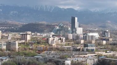  Almaty, Kazakistan, 04.07.2025. İlkbaharın başlarında Kazak şehri Almaty 'nin merkezindeki bir kuadkopterden görüntü