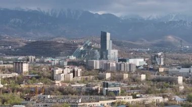  Almaty, Kazakistan, 04.07.2025. İlkbaharın başlarında Kazak şehri Almaty 'nin merkezindeki bir kuadkopterden görüntü