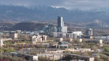  Almaty, Kazakistan, 04.07.2025. İlkbaharın başlarında Kazak şehri Almaty 'nin merkezindeki bir kuadkopterden görüntü