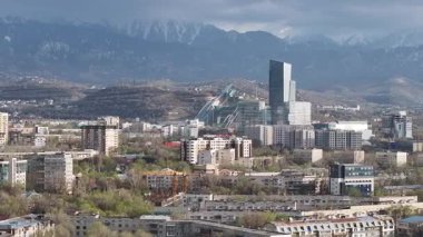  Almaty, Kazakistan, 04.07.2025. İlkbaharın başlarında Kazak şehri Almaty 'nin merkezindeki bir kuadkopterden görüntü