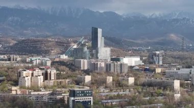  Almaty, Kazakistan, 04.07.2025. İlkbaharın başlarında Kazak şehri Almaty 'nin merkezindeki bir kuadkopterden görüntü