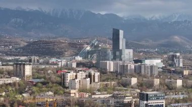  Almaty, Kazakistan, 04.07.2025. İlkbaharın başlarında Kazak şehri Almaty 'nin merkezindeki bir kuadkopterden görüntü