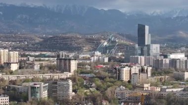  Almaty, Kazakistan, 04.07.2025. İlkbaharın başlarında Kazak şehri Almaty 'nin merkezindeki bir kuadkopterden görüntü