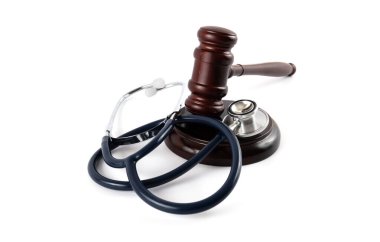 Stetoskop ve yargıç tokmağı beyaz arka planda.
