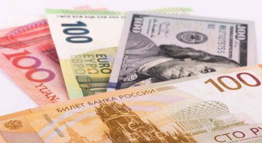 100 Rus Rublesi, 100 Amerikan Doları, 100 Euro ve 100 Çin Yuan 'ı.