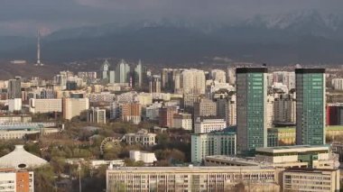 Almaty, Kazakistan, 04.07.2025. İlkbaharın başlarında Kazak şehri Almaty 'nin merkezindeki bir kuadkopterden görüntü 