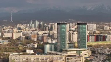 Almaty, Kazakistan, 04.07.2025. İlkbaharın başlarında Kazak şehri Almaty 'nin merkezindeki bir kuadkopterden görüntü 