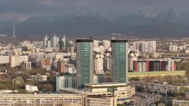 Almaty, Kazakistan, 04.07.2025. İlkbaharın başlarında Kazak şehri Almaty 'nin merkezindeki bir kuadkopterden görüntü 