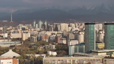 Almaty, Kazakistan, 04.07.2025. İlkbaharın başlarında Kazak şehri Almaty 'nin merkezindeki bir kuadkopterden görüntü 