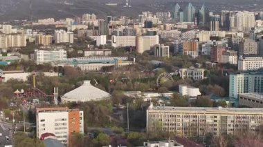 Almaty, Kazakistan, 04.07.2025. İlkbaharın başlarında Kazak şehri Almaty 'nin merkezindeki bir kuadkopterden görüntü 