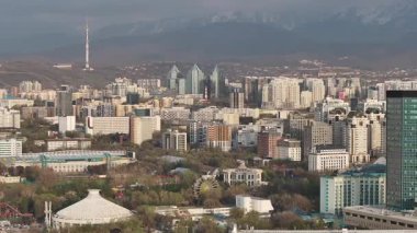Almaty, Kazakistan, 04.07.2025. İlkbaharın başlarında Kazak şehri Almaty 'nin merkezindeki bir kuadkopterden görüntü 