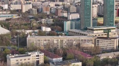 Almaty, Kazakistan, 04.07.2025. İlkbaharın başlarında Kazak şehri Almaty 'nin merkezindeki bir kuadkopterden görüntü 
