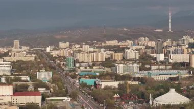 Almaty, Kazakistan, 04.07.2025. İlkbaharın başlarında Kazak şehri Almaty 'nin merkezindeki bir kuadkopterden görüntü 