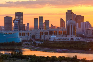 Kazakistan 'ın orta kesiminde güzel bir günbatımı, Astana.