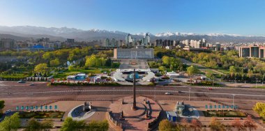 Almaty, Kazakistan, 04 / 13 / 2025. Kazakistan 'ın bağımsızlığı anıtı ve Almaty şehrinin (belediye başkanlığı) akimat anıtı.