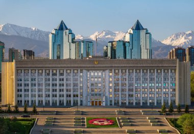Bir bahar sabahı Kazak şehri Almaty 'nin Akimat' a (belediye başkanının ofisine) giden bir kuadkopter görüntüsü