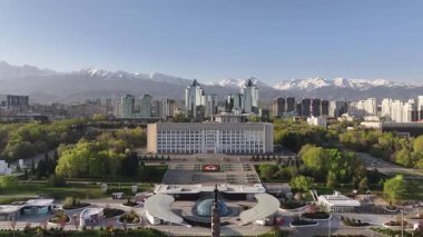 Almaty, Kazakistan, 04.13.2025. Kazakistan 'ın bağımsızlığı anıtı ve Almaty şehrinin (belediye başkanlığı) akimat anıtı.