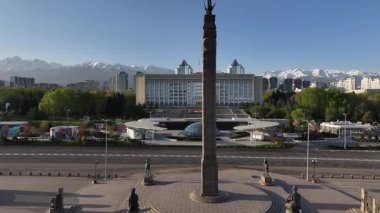 Almaty, Kazakistan, 04.13.2025. Kazakistan 'ın bağımsızlığı anıtı ve Almaty şehrinin (belediye başkanlığı) akimat anıtı.